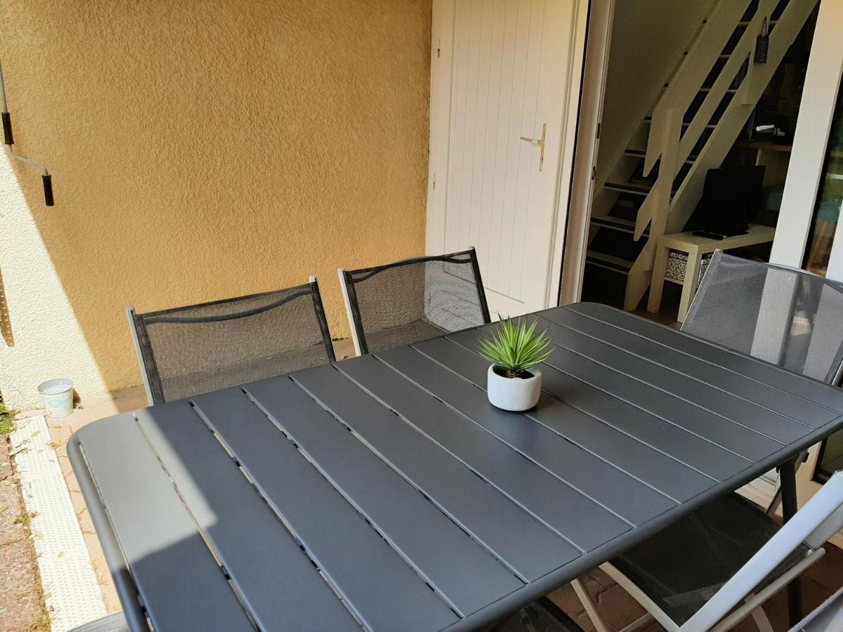 Charmante Villa Patio Avec Terrasse : Proche Plages Et Centre, Ideale Pour 4 Personnes - Fr-1-239-789 卡布勒通 外观 照片